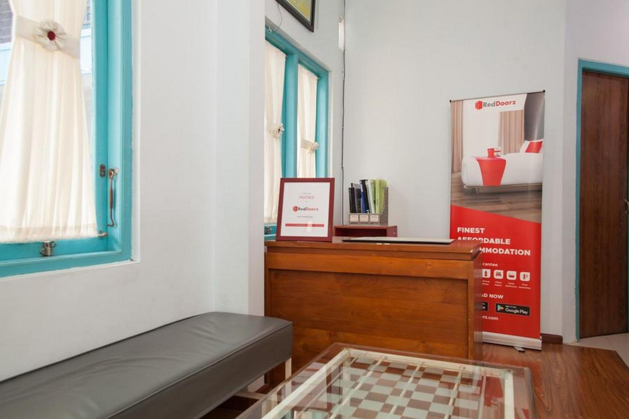 Hotel Reddoorz Syariah At Kartohardjo Madiun Exteriér fotografie